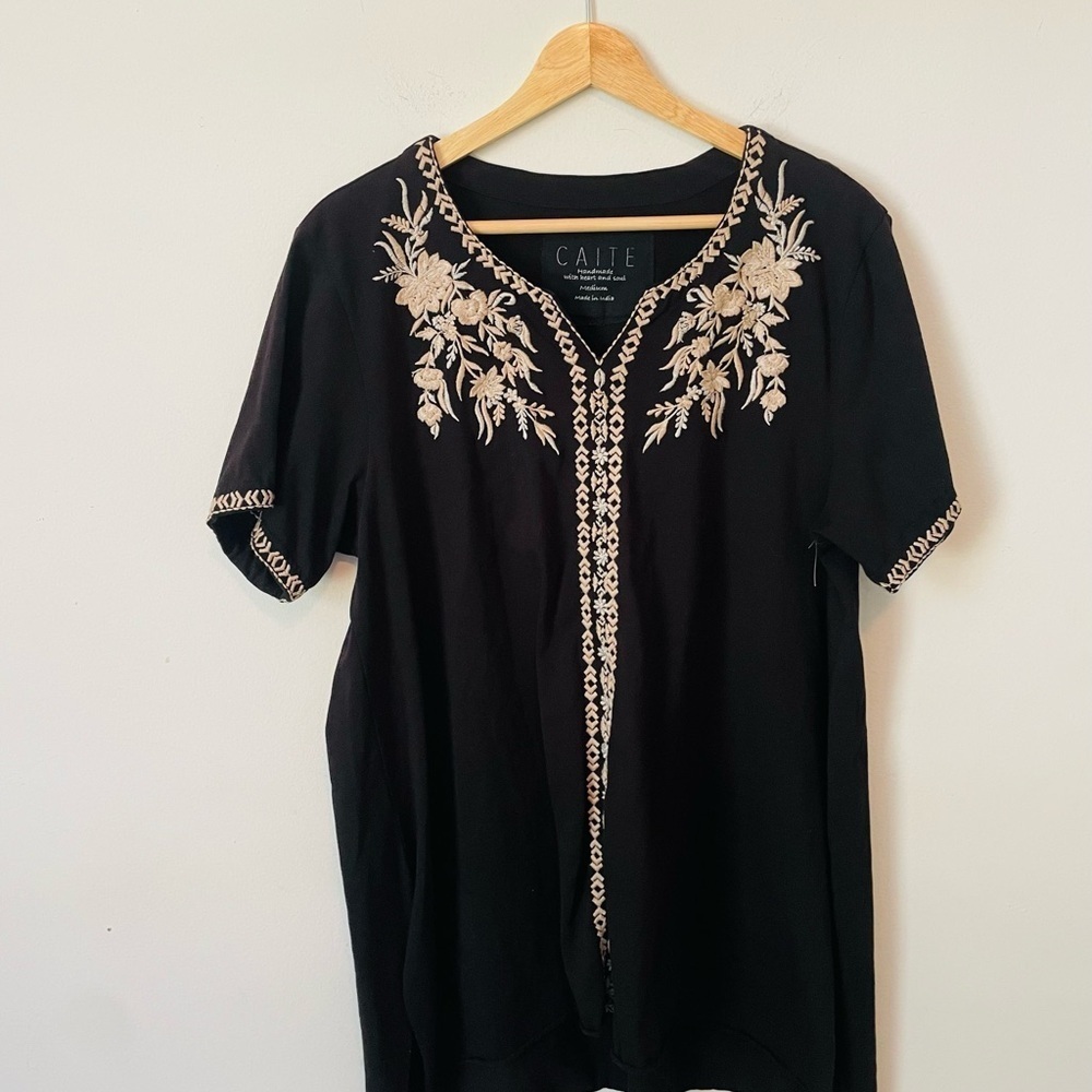 CAITE Johnny Was Black Floral Embroidered Women's Tunic
